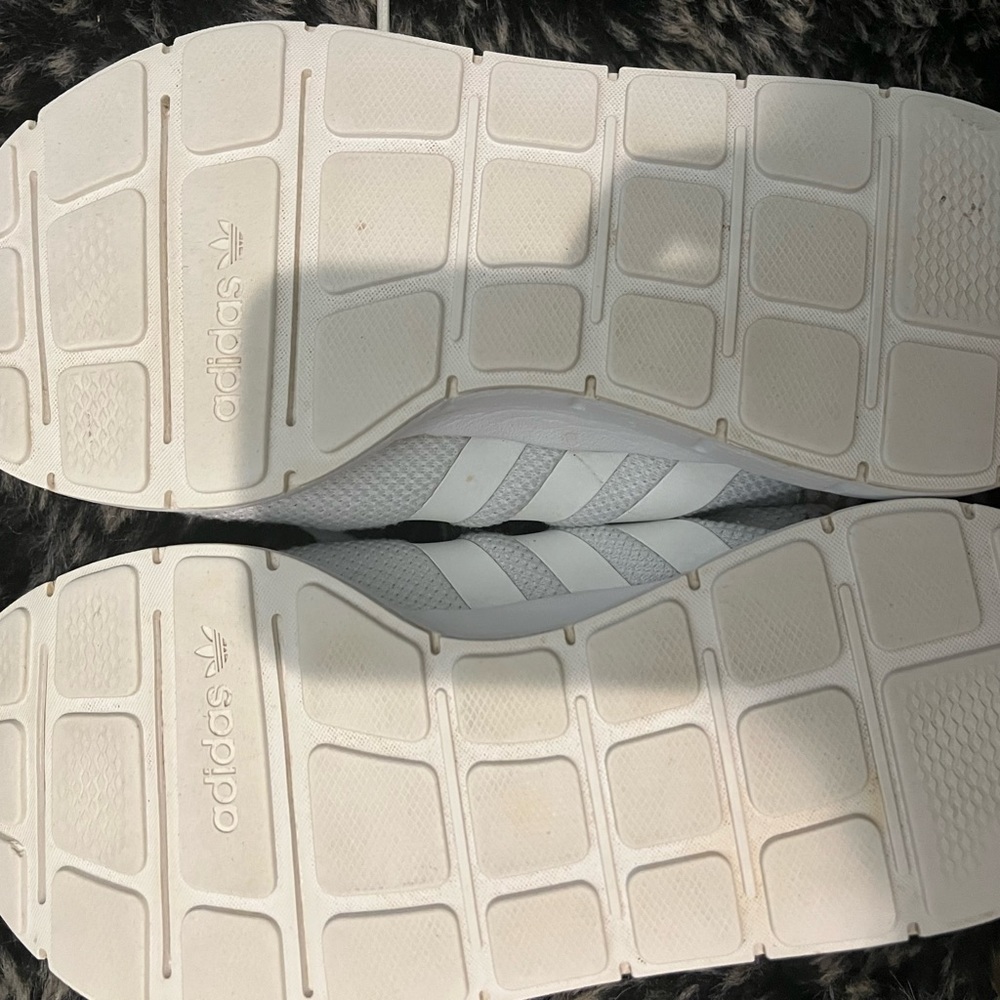 Adidas tennis shoes size 7 1/2 - Picture 6 of 7